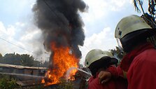 Indonezijoje traukinys susidūrė su dujas vežusiu sunkvežimiu.