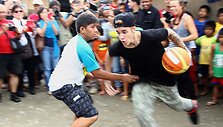 Justinas Bieberis žaidžia krep&scaron;inį Filipinuose