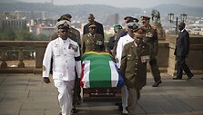 Į Pietų Afrikos Respublikos vyriausybės rūmus ne&scaron;amas Nelsono Mandelos karstas