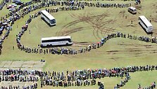 Su Nelsonu Mandela norinčių atsisveikinti žmonių eilė