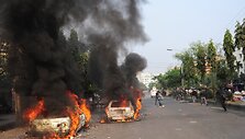 Banglade&scaron;o sostinėje degantys automobiliai