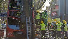 Dviauk&scaron;čio autobuso avarija Londone