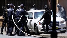 Australijos policininkai i&scaron;tempė vyrą i&scaron; jo automobilio.