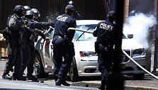 Australijos policininkai i&scaron;tempė vyrą i&scaron; jo automobilio.