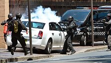 Australijos policininkai i&scaron;tempė vyrą i&scaron; jo automobilio.