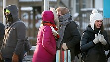 Čikagoja &scaron;ala traukinio laukiantys žmonės