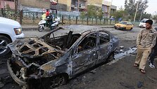 Užminuoto automobilio sprogimo padariniai Bagdade