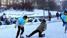 Futbolą ant sniego žaidžiantys protestuotojai Kijeve