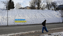 Ant sniego nupie&scaron;ta Ukrainos vėliava