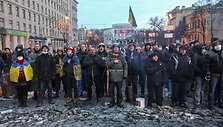 Kijeve protestuotojai dainuoja Ukrainos himną.