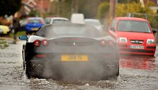 &bdquo;Ferrari&ldquo; automobilis apsemtoje gatvėje