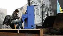 Ruslana Lyžičko groja pianinu Kijeve