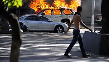 Venesueloje dega protestuotojų padegtas automobilis