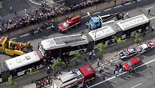 Sutrai&scaron;kytas automobilis po autobusu