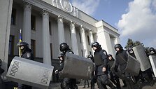 Jėgos struktūrų pareigūnai paliko Ukrainos parlamento prieigas