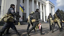 Jėgos struktūrų pareigūnai paliko Ukrainos parlamento prieigas