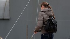Mergaitė perduoda siuntinį Ukrainos kariniame laive &bdquo;Slavutič&ldquo; esantiems jūreiviams
