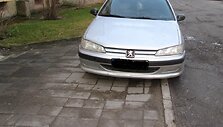 Ant &scaron;aligatvio pastatytas &bdquo;Peugeot&ldquo; automobilis