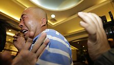 &bdquo;Malaysian Airlines&ldquo; dingusio lėktuvo keleivių artimojo reakcija i&scaron;girdus naujienas, kad niekas i&scaron; jame buvusių žmonių nei&scaron;gyveno.