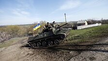 Ukrainos kariai ant &scaron;arvuočio prie Kramatorsko miesto