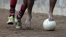 Brazilai futbolą žaidžia ten, kur tik yra vietos.