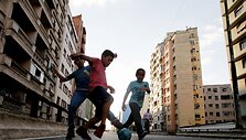 Brazilai futbolą žaidžia ten, kur tik yra vietos.