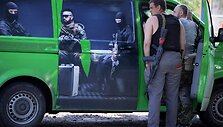 Prorusi&scaron;ki teroristai lipa į mikroautobusą. 
