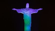 Rio de Žaneire Alžyro vėliavos spalvomis ap&scaron;viesta Kristaus statula