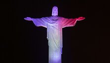 Rio de Žaneire Anglijos vėliavos spalvomis ap&scaron;viesta Kristaus statula
