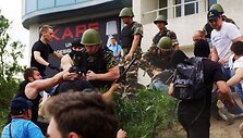 Ukrainos protestuotojų ir karių susirėmimas prie Rusijos konsulato Odesoje
