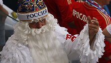 Seniu &scaron;alčiu apsirengęs Rusijos futbolo sirgalius