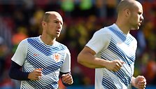 Arjenas Robbenas ap&scaron;ilinėja prie&scaron; rungtynes su Australijos rinktine
