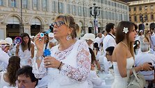 Baltais drabužiais apsirengusių žmonių pietūs San Karlo aik&scaron;tėje, Turine.