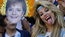 Argentinos futbolo sirgalė &scaron;alia Vokietjos kanclerės Angelos Merkel kaukės