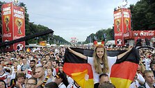 Vokietijos futbolo sirgaliai laukia sugrįžtančių pasaulio čempionų.