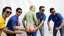 Futbolo sirgaliai prie&scaron; Vokietijos ir Brazilijos futbolo rinktinių rungtynes