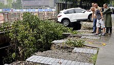 Kinijoje įgriuvo automobilių stovėjimo ai&scaron;ktelė
