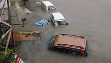 Gatvėje apsemti automobiliai