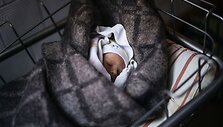 Donecke besilaukiančios ir su naujagimiais moterys glaudėsi gimdymo namų rūsyje