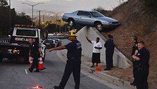 Automobilis ant atraminės betono sienos