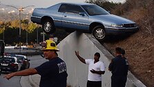 Automobilis ant atraminės betono sienos