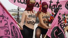 &bdquo;Femen&ldquo; protestas Paryžiuje 