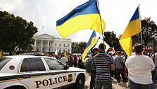 Prie Baltųjų rūmų susirinko Ukrainą palaikantys žmonės