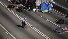 Honkongo gatvė, kurioje buvos susirinkę tūkstančiai protestuotojų.