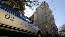 Policijos automobilis prie pastato, kuriame gyvena Marija Gaidar