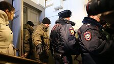 Policininkai i&scaron;eina i&scaron; Marijos Gaidar namų.