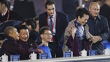 Kinijos prezidento Xi Jinpingo žmona Peng Liyuan ir Rusijos prezidentas Vladimiras Putinas