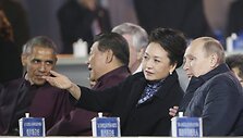 Kinijos prezidento Xi Jinpingo žmona Peng Liyuan kalbasi su Rusijos prezidentu Vladimiru Putinu
