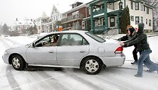 Stumiamas moters vairuojamas automobilis