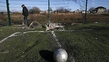 Ukrainos mokyklos stadione sprogo artilerijos sviedinys 